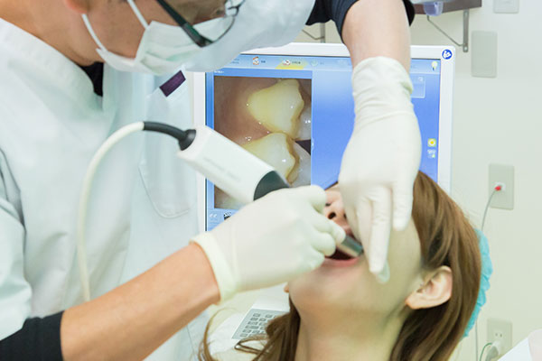 天野歯科医院は口腔内カメラを用いてお口の中の情報を患者さんと共有しています