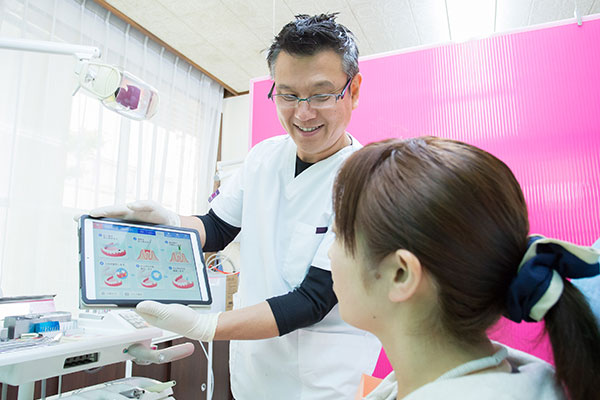 天野歯科医院ではiPadを用いて治療内容や全体像の説明を行っています