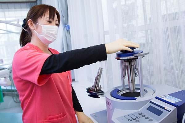 天野歯科医院では感染予防対策のため、特殊な器械を用いて滅菌を行っています