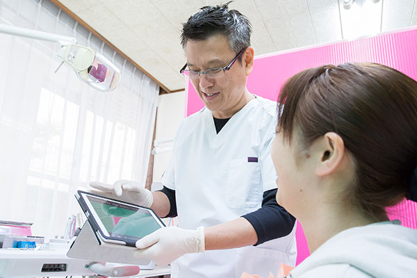 天野歯科医院ではiPadも用いて患者さんへの治療説明を行っています