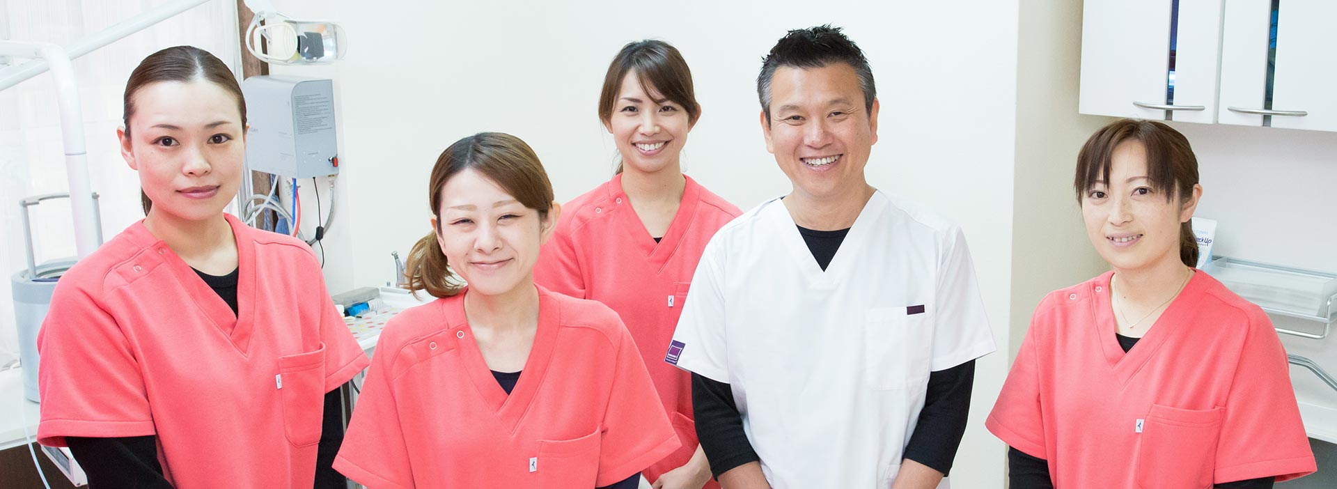 天野歯科医院（富士吉田市）のスタッフ一同。天野歯科医院では笑顔を絶やさず、患者様のお声に耳を傾け、緊張されている患者様でも話しやすい雰囲気を心がけております。